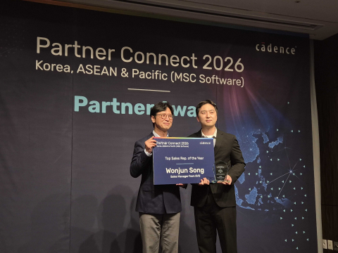 에스브이디 송원준 차장(오른쪽)이 Top Sales Representative of the Year 수상 피켓을 들고 있다