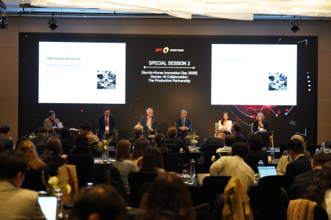 23일(목) ‘인간-AI 협업: 생산적인 파트너십(Human-AI Collaboration: The Productive Partnership)’ 세션 토론이 진행되고 있다