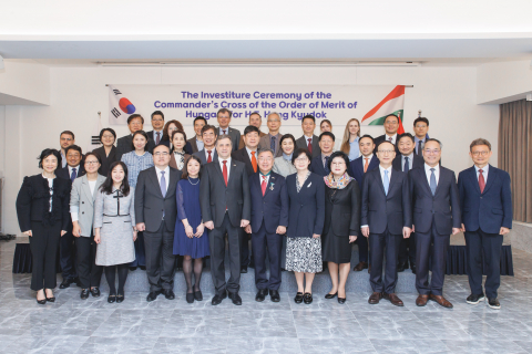 홍규덕 숙명여자대학교 한류국제대학 석좌교수(전 주헝가리 대한민국 특명전권대사, 가운데 오른쪽)가 세르더헤이 이슈트반 주한 헝가리 대사로부터 헝가리 십자대공로훈장을 수훈했다