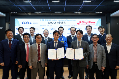 한국항공대학교와 디지펜공과대학 관계자들이 27일 MOU 체결식에서 협약서를 들고 기념촬영을 하고 있다. 뒷줄 왼쪽 세 번째부터 디지펜공과대학 김종우 공동대표, 민경선 고양시장 후보