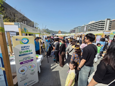 4월 18일 광화문에서 열린 ‘2026 지구의 날 기념행사’에서 시민들이 한국환경공단에서 운영하는 ‘순환경제 스테이션’의 ‘클린 지구를 돌려줘’ 게임에 참여하고 있다