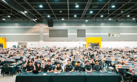 멋쟁이사자처럼 대학 13기 중앙 해커톤 참가자들이 단체 사진을 촬영하고 있다