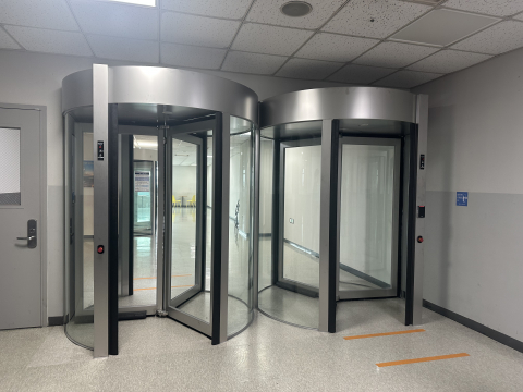 인천공항 탑승동에 설치된 보안회전문