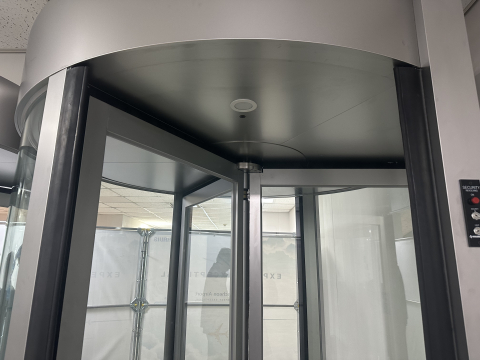 보안회전문 내부 상부에 설치된 AI 기반 2인 감지용 영상분석 카메라