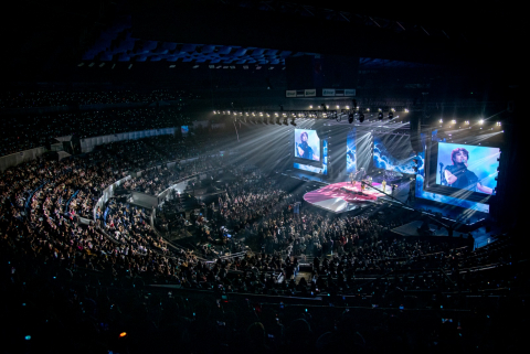 필리핀 마닐라의 Araneta Coliseum을 가득 메운 관객들과 함께 역대 최대 규모를 자랑하는 ROUND 무대 전경