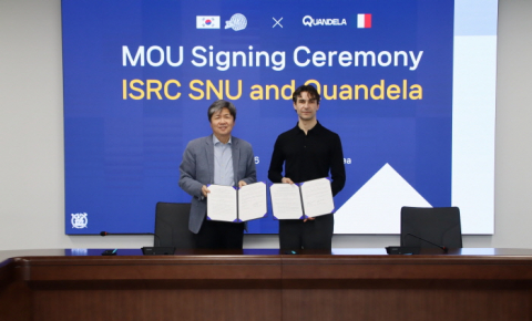 서울대학교 반도체공동연구소 이혁재 소장(왼쪽), 니콜로 소마스키 콴델라 CEO가 업무협약 체결 후 기념사진을 촬영하고 있다