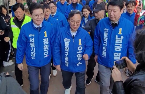 동작구 성대 시장을 방문한 오영수 동작구청장 예비후보(가운데)와 정원오 서울시장 후보(왼쪽), 남궁염 동작구의원 예비후보