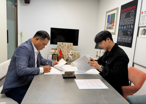 에스엔씨솔루션 이민성 대표(오른쪽)가 베트남 NITA와의 협력 계약서에 서명하고 있다