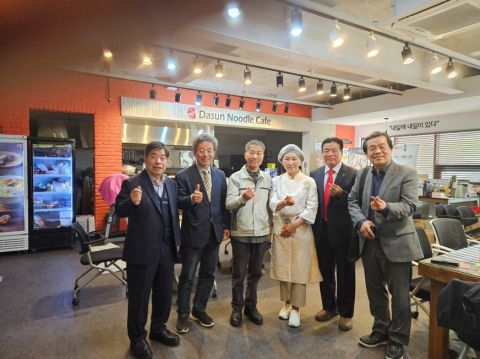 다선국수 권경자 고려인삼 조리명장 후보자 심사를 마치고 기념 촬영을 하고 있다