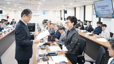한국지방재정공제회 정선용 이사장이 윤소영 문화관광연구원 선임연구위원에게 위촉장을 전달하고 있다
