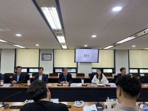 한국지방재정공제회 정선용 이사장(가운데)이 환영사를 하고 있다