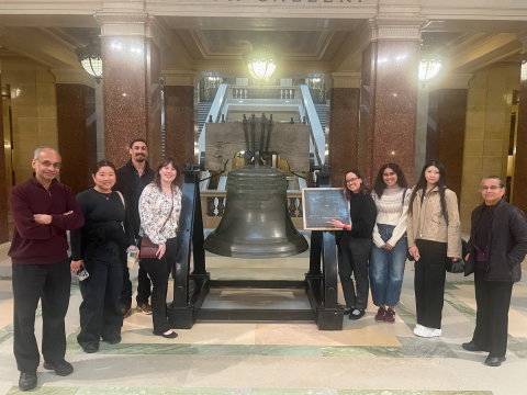 두구다 송리나 대표(오른쪽에서 두 번째)가 gBETA Madison 코호트와 위스콘신 주의사당에서 기념 촬영을 하고 있다