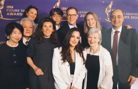 ‘2026 세계 피겨 선수권대회’에서 SRC재활병원 김은국 병원장(뒷줄 왼쪽에서 두 번째)이 ISU 관계자들과 기념 촬영을 하고 있다