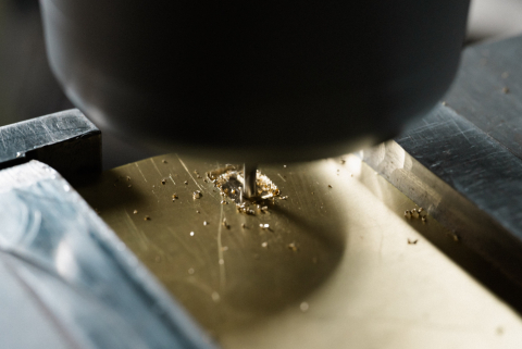 메탈을 직접 절삭·가공해 만드는 플레이트의 실제 공정