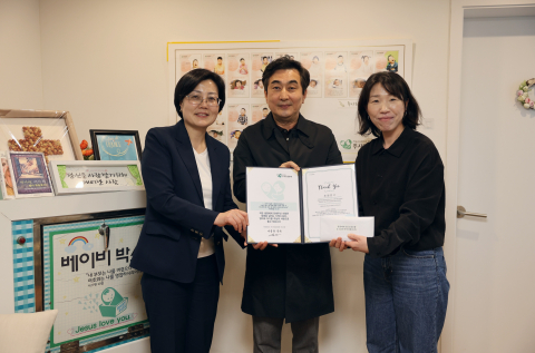 엘에이치주거복지정보는 노사 공동으로 재단법인 주사랑공동체를 방문해 위기 영아 보호를 위한 나눔 성금을 전달했다. 왼쪽부터 김미선 노동조합위원장, 엘에이치주거복지정보 홍성필 대표이사