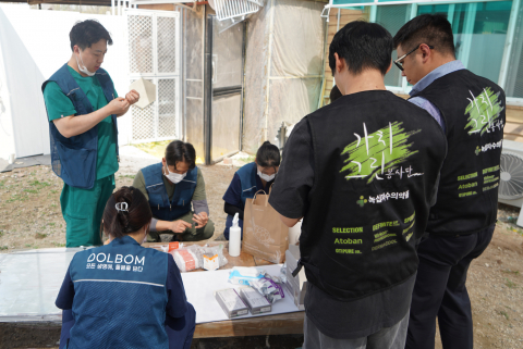 돌봄동물병원 소속 수의사와 직원, 녹십자수의약품 가치그린봉사단원이 동물의료봉사를 위해 약품을 정리하고 있다