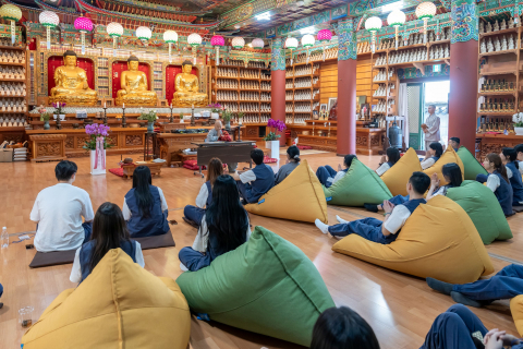 빈백에 편히 앉아 스님의 법문을 듣는 참가자들