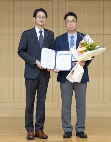 안전화 전문기업 에이치비(대표 조준일)는 지난 3월 20일 ‘다기능 현장용 안전화’ 제품으로 조달청 혁신제품 기업에 선정된 후 4월 15일 정부대전청사에서 혁신제품 인증서를 수여받