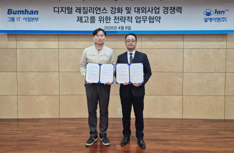 범한그룹 IT 총괄 본부장 정재웅 이사(왼쪽)와 일에이엔 김헌욱 대표이사(오른쪽)가 기념촬영을 하고 있다(사진=일에이엔 제공)