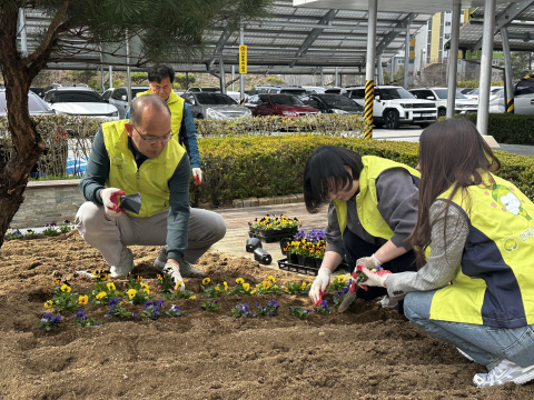 식목일을 앞둔 4월 3일(금) 한국보훈복지의료공단 윤종진 이사장(왼쪽 첫 번째)과 직원들이 화단에 꽃을 심고 있다
