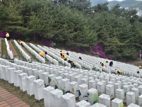 28일(화) 한국보훈복지의료공단 등 5개 공공기관 임직원들이 ‘제28회 원주한지문화제’에 쓰일 한지등(燈)을 설치하고 있다