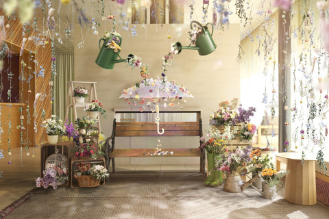 리셉션 공간에는 장미, 유칼립투스, 옥수수 등을 활용한 장식과 꽃과 허브를 실로 엮어 천장에 매단 연출을 통해 360도 자연에 둘러싸인 듯한 공간을 구현했다