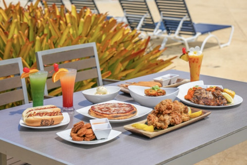 워터파크 이용 중 식사와 휴식을 함께 해결할 수 있는 풀사이드 바 ‘슬리피 라군(Sleepy Lagoon)’