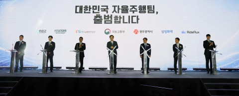업무협약식에 참석한 주요 인사들이 전자 서명판에 서명을 위해 연단에 서 있다. 왼쪽부터 오토노머스A2Z 한지형 대표, 현대차·기아 박민우 AVP본부장(사장), 한국교통안전공단 정용
