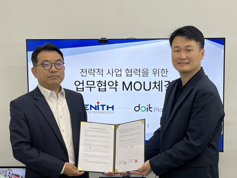 두잇플래닛 유병기 대표(오른쪽)와 제니스에스티 명유진 대표가 26일 업무협약(MOU) 체결 후 기념 촬영을 하고 있다