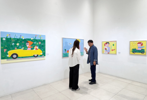 신철 작가가 자신의 작품에 대해 설명하고 있다