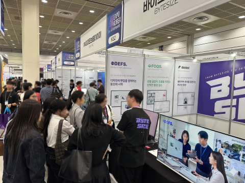 ‘AI EXPO KOREA 2026’ 바이트사이즈 부스에서 관람객들이 설명을 듣고 있다