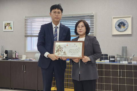 태광위너 홍지희 대표(오른쪽)가 강원도청에 고향사랑기부금 500만원을 기탁했다