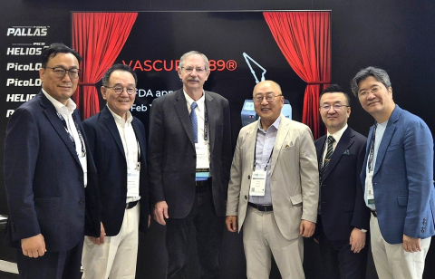 ASLMS 2026에서 세계적 석학 록스 앤더슨 박사(가운데)가 레이저옵텍 부스를 방문해 차세대 혈관 레이저 ‘바스큐라589(VASCURA 589)’에 대한 설명을 들은 뒤 관계자