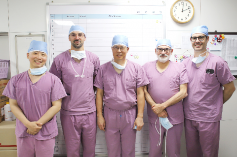 지난 5월 1일 SNU서울병원 이상훈 대표원장이 프랑스관절경학회(SFA) 의료진을 대상으로 전방십자인대 재건술 및 로봇 인공관절 수술 연수 프로그램을 진행했다(제공=SNU서울병원)