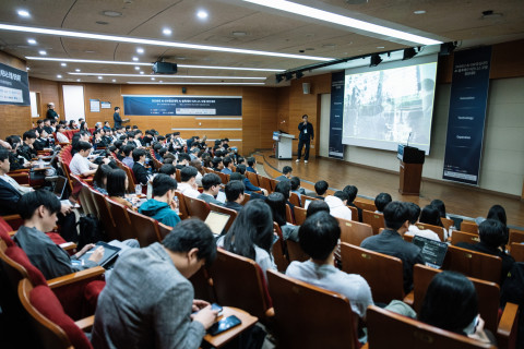 ‘2026 고려대학교 AI·블록체인 비즈니스 모델 경진대회’에서 강연이 진행되고 있다