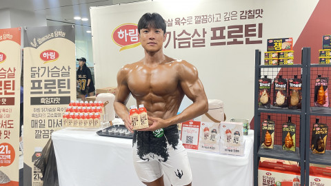 ‘2026 WNGP 강남’ 대회 현장에 마련된 하림 ‘닭가슴살 프로틴’ 체험 부스에서 대회 참여자가 포즈를 취하고 있다