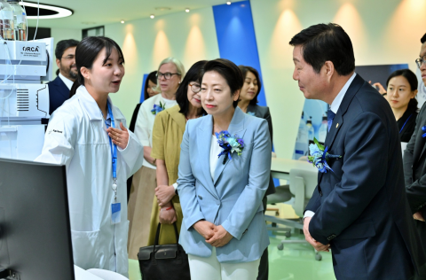 황정아 국회의원(대전 유성구 을, 가운데)과 김정겸 충남대학교 총장(오른쪽)이 개소식에서 ORCA를 둘러보고 있다