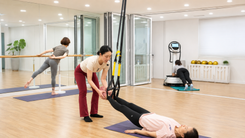 타워바레 필라테스&요가 도봉점 박시원 원장이 직접 고안한 국내 최초 바레 서킷 프로그램의 첫 수업 현장. 한 클래스 안에서 바레·TRX·파워플레이트를 연속으로 경험하는 이 서킷 프