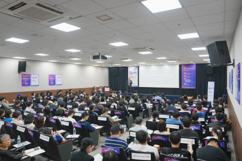 ‘2026 서울 학교 밖 청소년 정책포럼’에서 서울대학교 교육학과 유성상 교수가 주제발표를 하고 있다