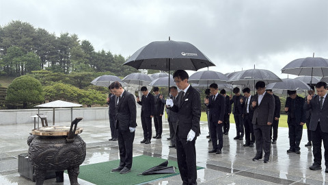 한국교육시설안전원 허성우 이사장과 직원들이 국립대전현충원 현충탑을 참배하며, 순국선열과 호국영령의 희생정신을 기리고 있다(사진=한국교육시설안전원)