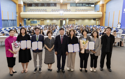 ‘2026 제1회 한국문화의 날(K-Culture Day)’ 행사에서 문형남 학장과 김경아 학부장 및 교수진, 수상자들이 기념 촬영을 하고 있다. 외국인 학생 등 150여 명이 자