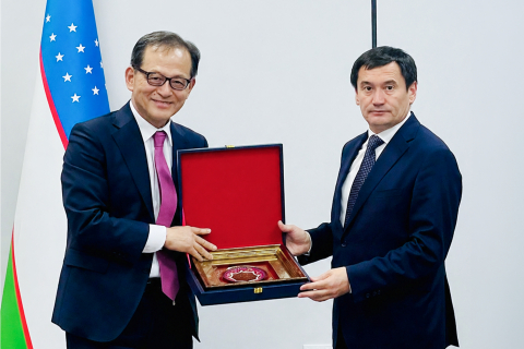 허희영 한국항공대학교 총장(왼쪽)이 4월 29일(현지시간) 우즈베키스탄 교통부 본청에서 일홈 마흐카모프 교통부 장관으로부터 기념품을 전달받고 있다