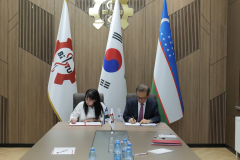허희영 한국항공대학교 총장(오른쪽)과 아모노바 마틀루바 무흐토로브나 부하라혁신교육의과대학교(BIMU) 총장이 4월 30일(현지 시간) 협정서에 서명하고 있다