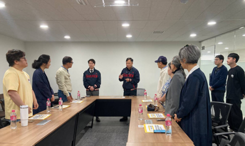 노무현재단 부산지역위원회가 롯데 자이언츠에 항의 서한을 전달하고 있다