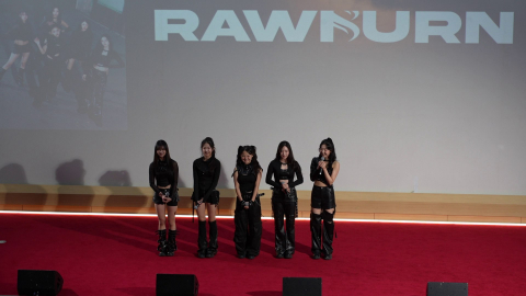 KAICON 시상식 축하공연 후 관객과 인사 중인 아이돌 그룹 RAWBURN