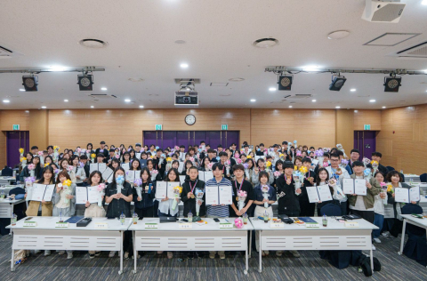 The가꿈 10기 해단식 참석자들이 기념 촬영을 하고 있다