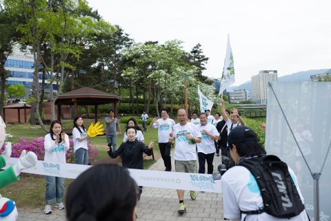 7일 보훈공단과 원주시민이 함께한 ‘보훈런’ 행사에서 참가자들이 완주의 기쁨을 안고 결승선을 통과하고 있다