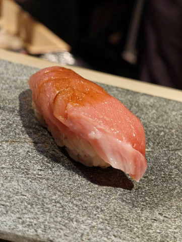나마라 우마이 스시도 다누키코지(Namara Umai Sushido Tanukikoji)의 메뉴는 오마카세(8800엔) 단일 코스다. 사진은 참치 뱃살 니기리 스시
