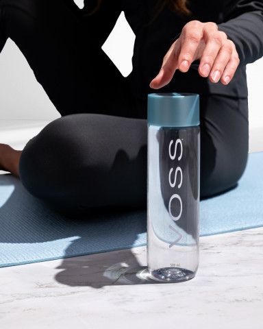 VOSS의 PET 제품은 수영장, 요가, 필라테스 등 스포츠 및 웰니스 활동 중에도 부담 없이 활용할 수 있다