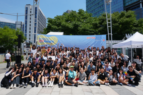2026년 서울 청소년 권리축제 ‘권리버 여행기’가 진행된 영등포타임스퀘어 분수광장에서 16개 청소년 유관기관 소속 청소년들이 희망찬 다짐을 전하는 단체 포즈를 취하고 있다
